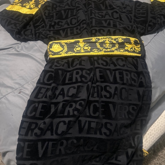 Versace robe - Picture 6 of 6
